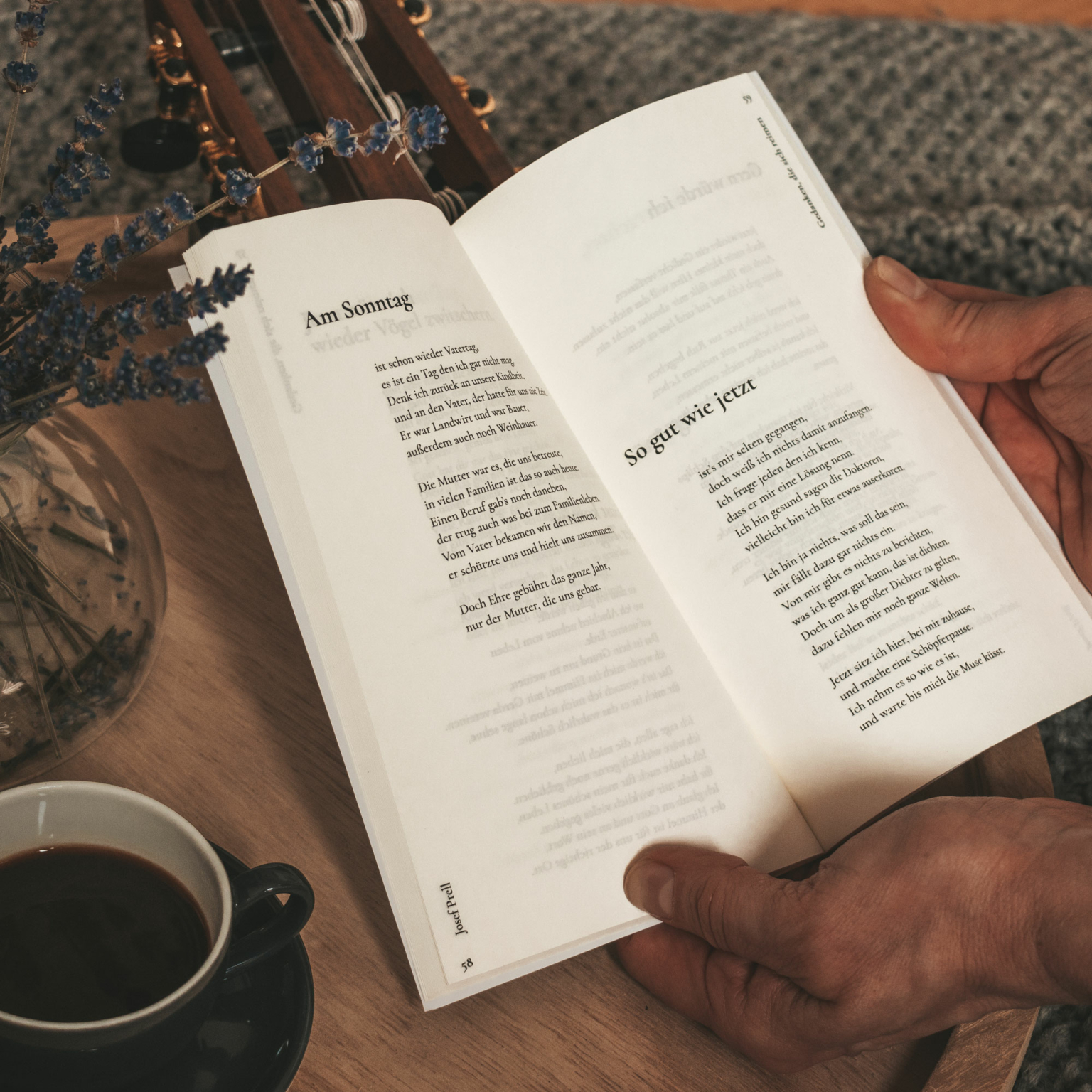 Frau hält aufgeschlagenes Buch in Händen